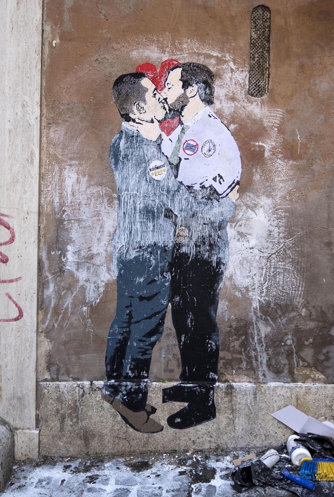 epa06622838 A view of a mural depicting Italian politicians 5-Stars Movement leader Luigi di Maio (L) kissing Lega leader Matteo Salvini, painted on a wall in Rome, Italy, 23 March 2018. The anti-establishment 5-Star Movement (M5S) and the anti-migrant, euroskeptic 'League' party were the big winners of the 04 March 2018 general election, which produced a hung parliament.  EPA/Massimo Percossi ITALY ARTS