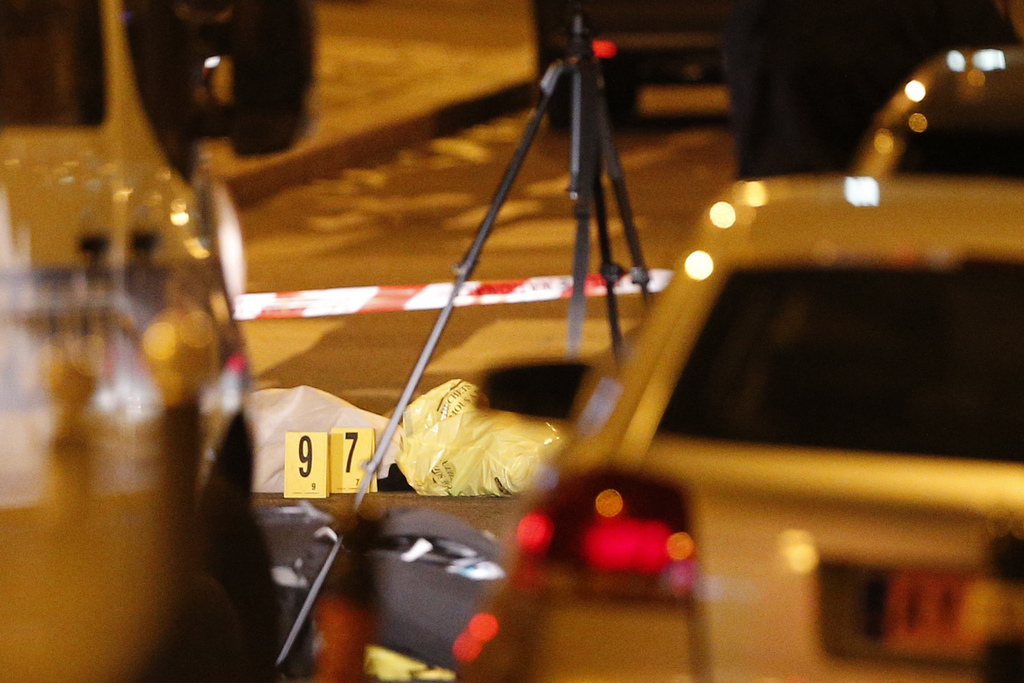 Une personne a été tuée et quatre blessées, dont deux grièvement, samedi soir en plein coeur de Paris.