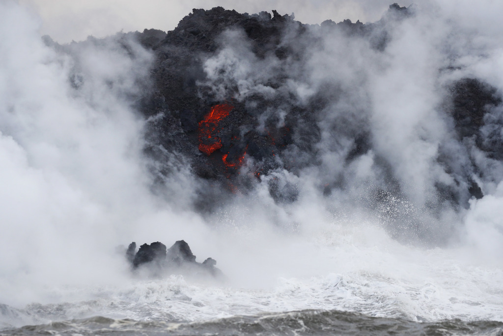 Le phénomène est appelé "laze" en anglais, mot formé à partir de "lava" (lave) et de "haze" (brouillard).