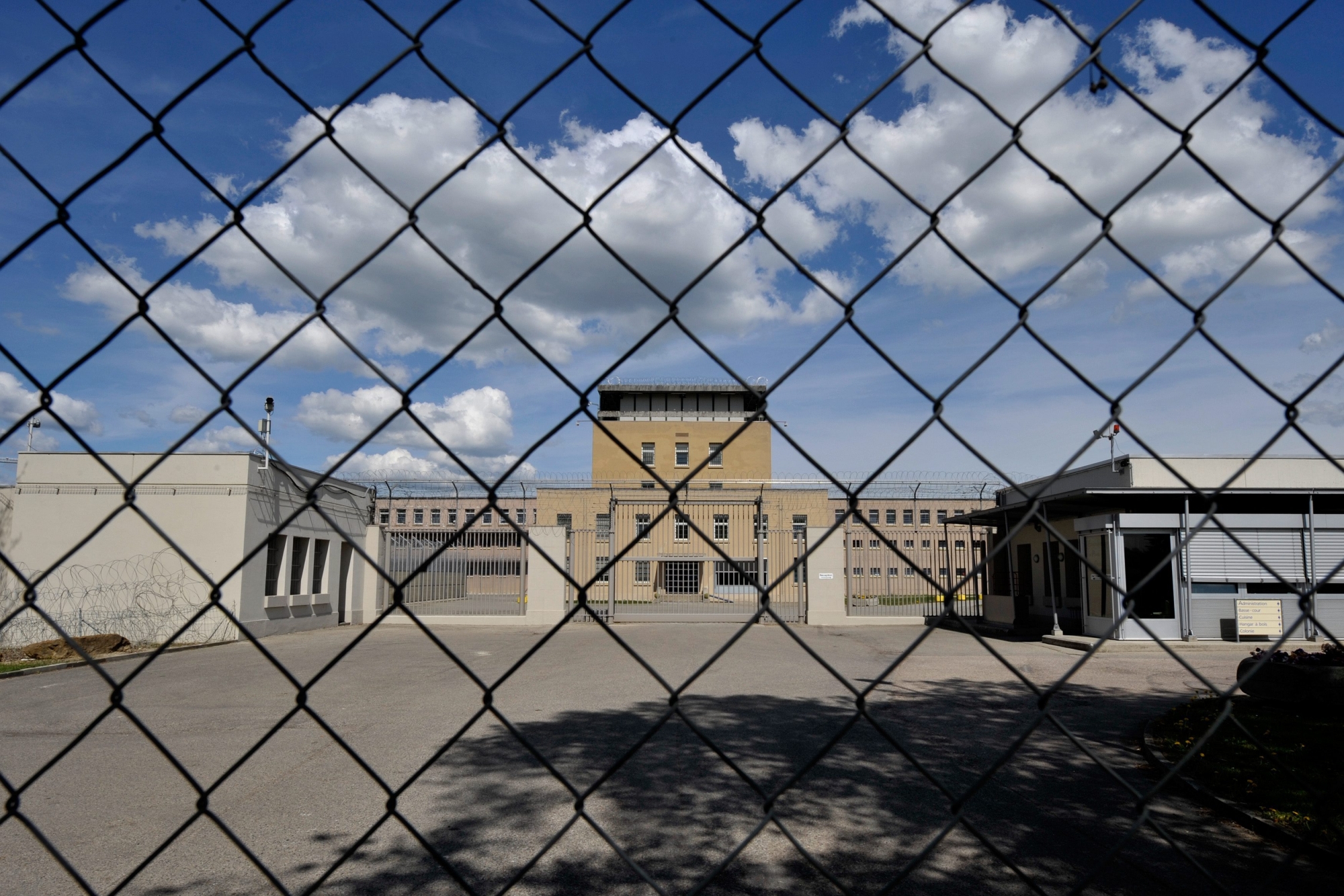 Les Etablissements penitenciaire de la plaine de l'Orbe, EPO, appele aussi prison de Bochuz, photographie ce lundi 26 avril 2010 a Orbe.  (KEYSTONE/Dominic Favre) SCHWEIZ GEFAENGNIS BOCHUZ