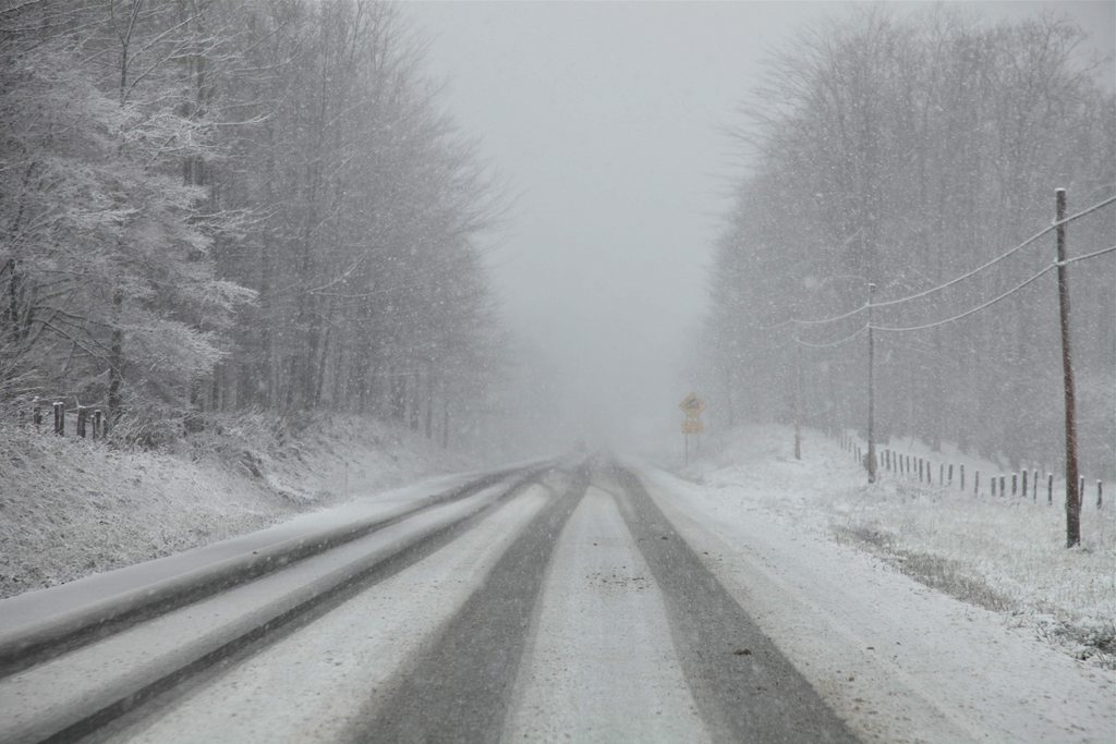 Les routes sont enneigées, roulez avec prudence!