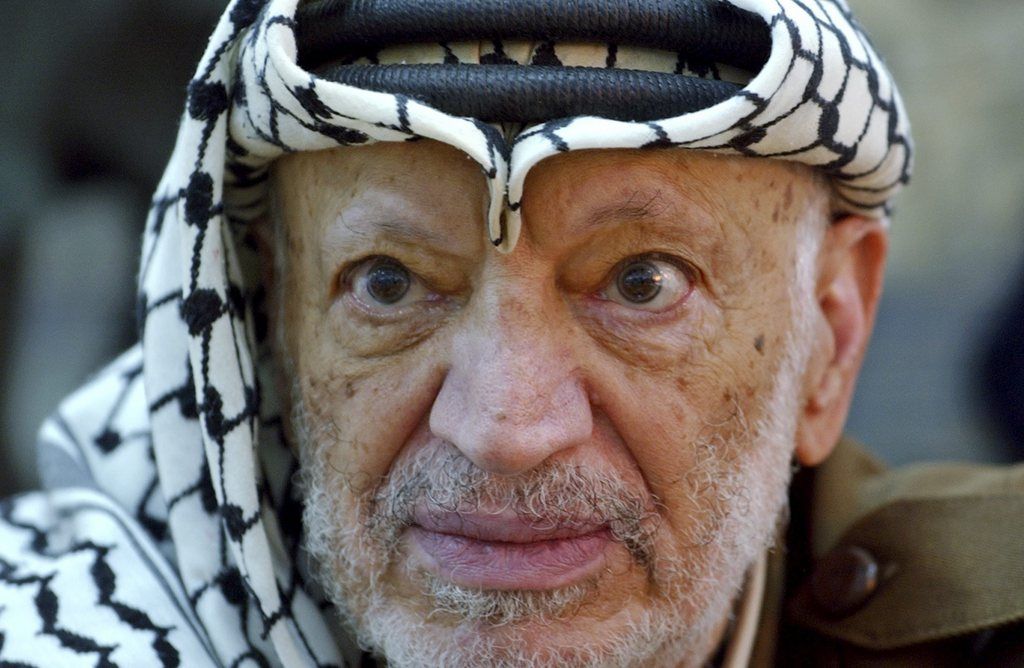 Yasser Arafat est décédé à 75 ans, le 11 novembre 2004, dans un hôpital militaire de la région parisienne.