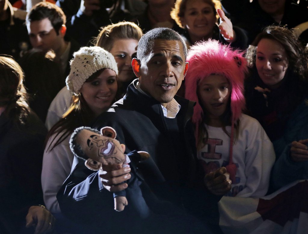 Le président Barack Obama brandit une poupée à son effigie lors de son passage à Ubuque, dans l'Iowa samedi 3 novembre.