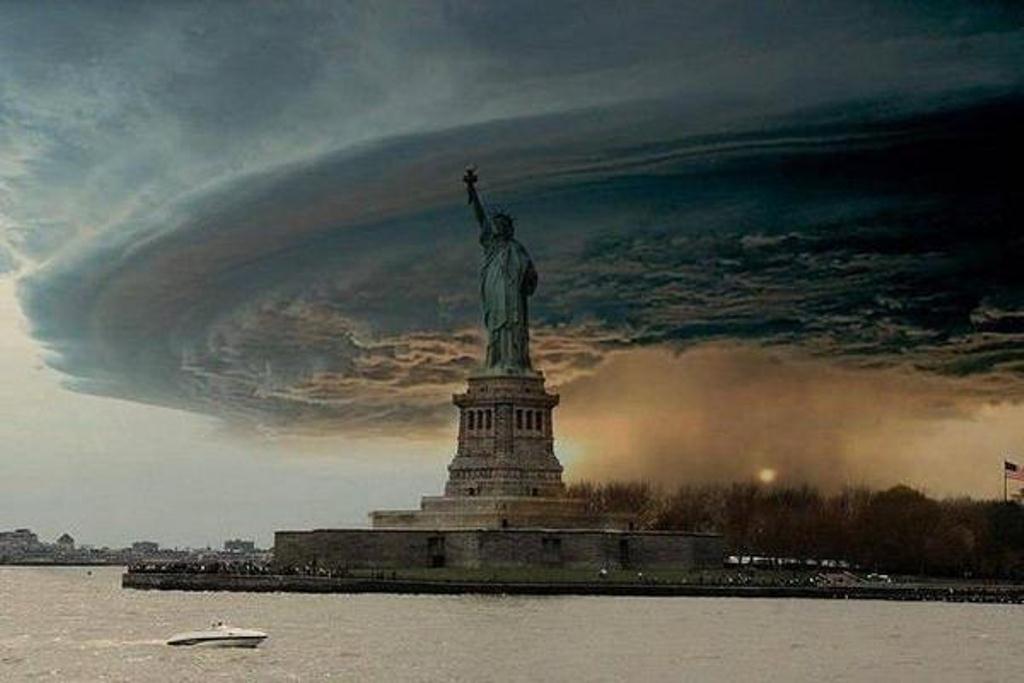 Un des plus beaux fake de l'ouragan Sandy. L'ouragan est réel, il est emprunté au photographe Mike Hollingshead. Mais il date de 2004 et a été rajouté au dessus de la statue de la liberté.