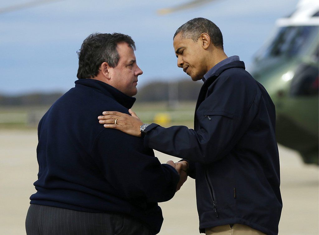 Barack Obama, accueilli par le gouverneur du New Jersey Chris Christie, s'apprête à rencontré les rescapés de Sandy.