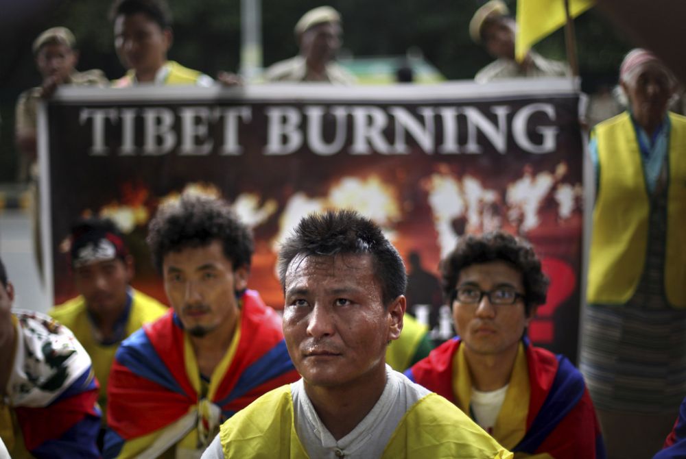 De nombreux Tibétains ne supportent plus  la domination grandissante des Hans, l'ethnie fortement majoritaire en Chine, et la répression de leur religion et de leur culture.