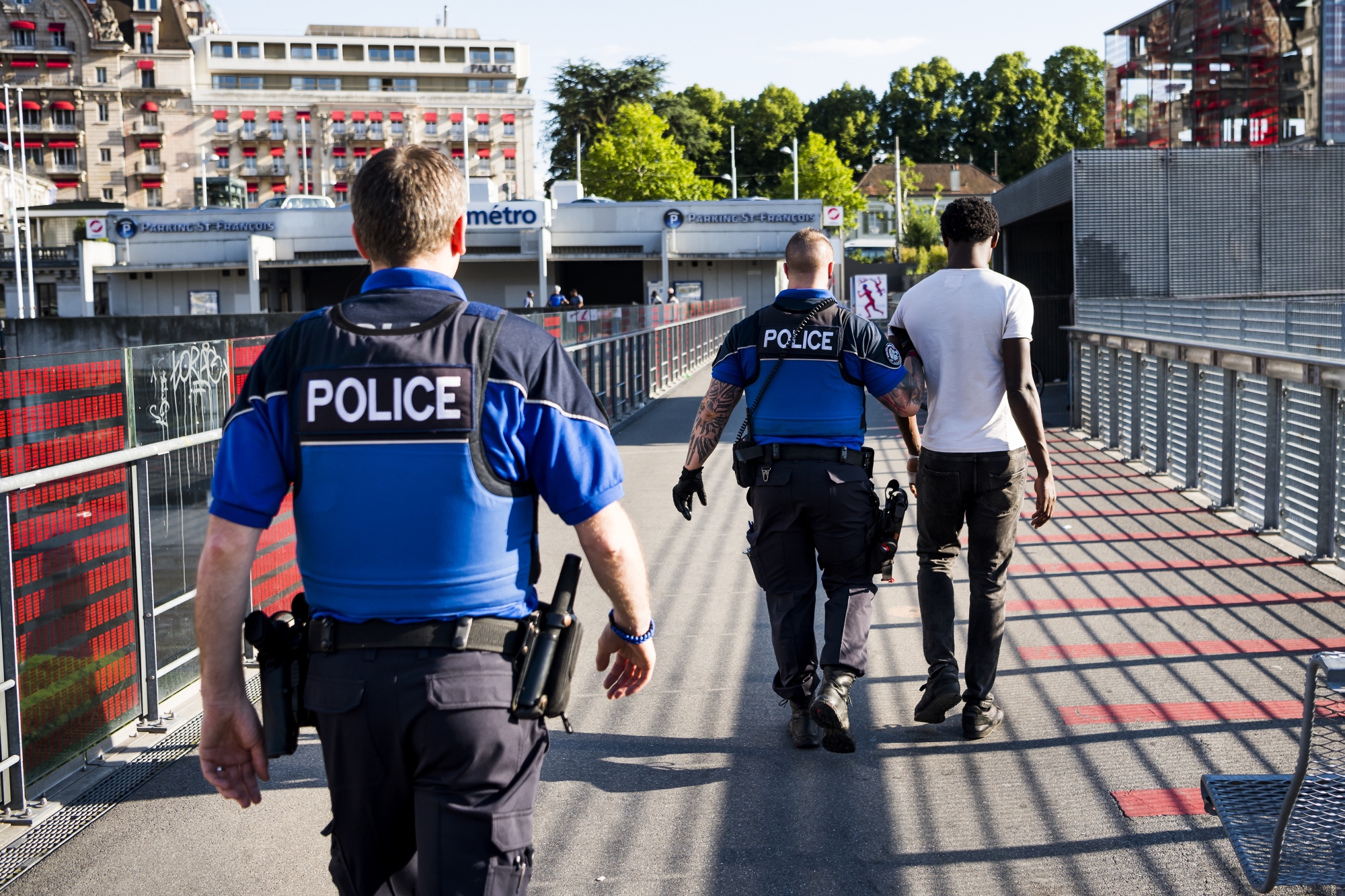 Des policiers de la Police municipale de la ville de Lausanne, controlent les individus lors d'une operation de lutte contre le deal de rue ce vendredi 1 juin 2018 sur la passerelle du Flon a Lausanne.
