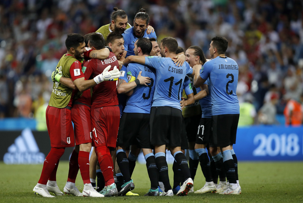 L'Uruguay sort le champion d'Europe et se qualifie pour les quarts de finale. 