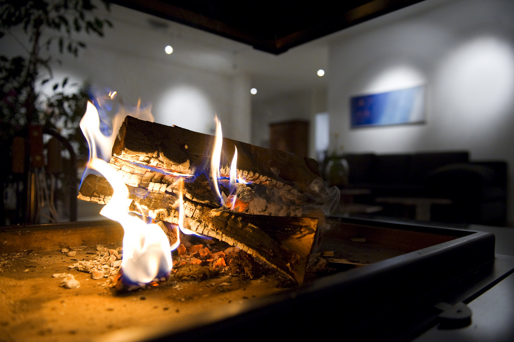 En automne et en hiver, le risque d'incendie augmente dans les appartements comme dans les maisons, en particulier à cause des étincelles. (illustration)
