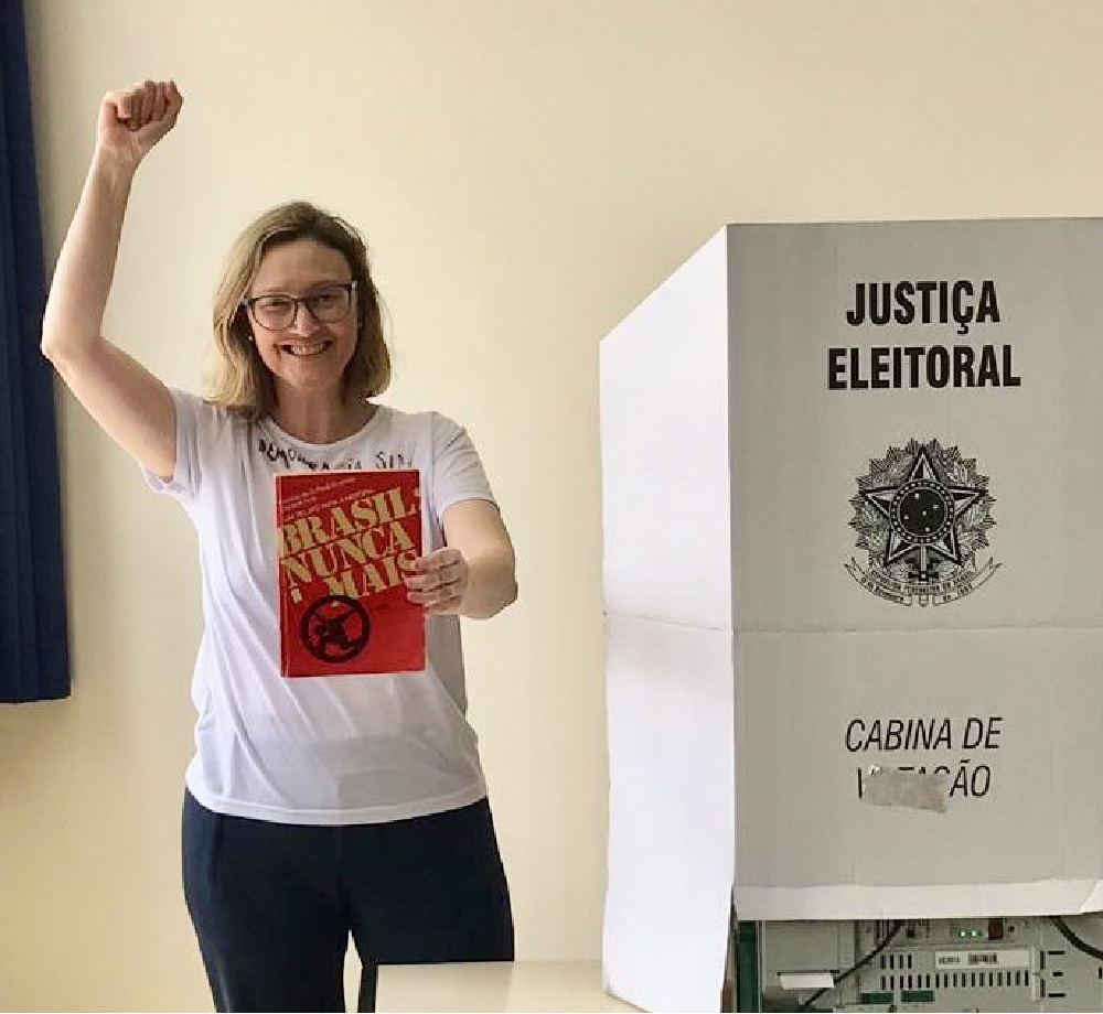 La députée du PT, Maria do Rosario, s'est affichée en train de voter avec un livre intitulé "Brésil, plus jamais", sur les années de la dictature militaire (1964-1985).