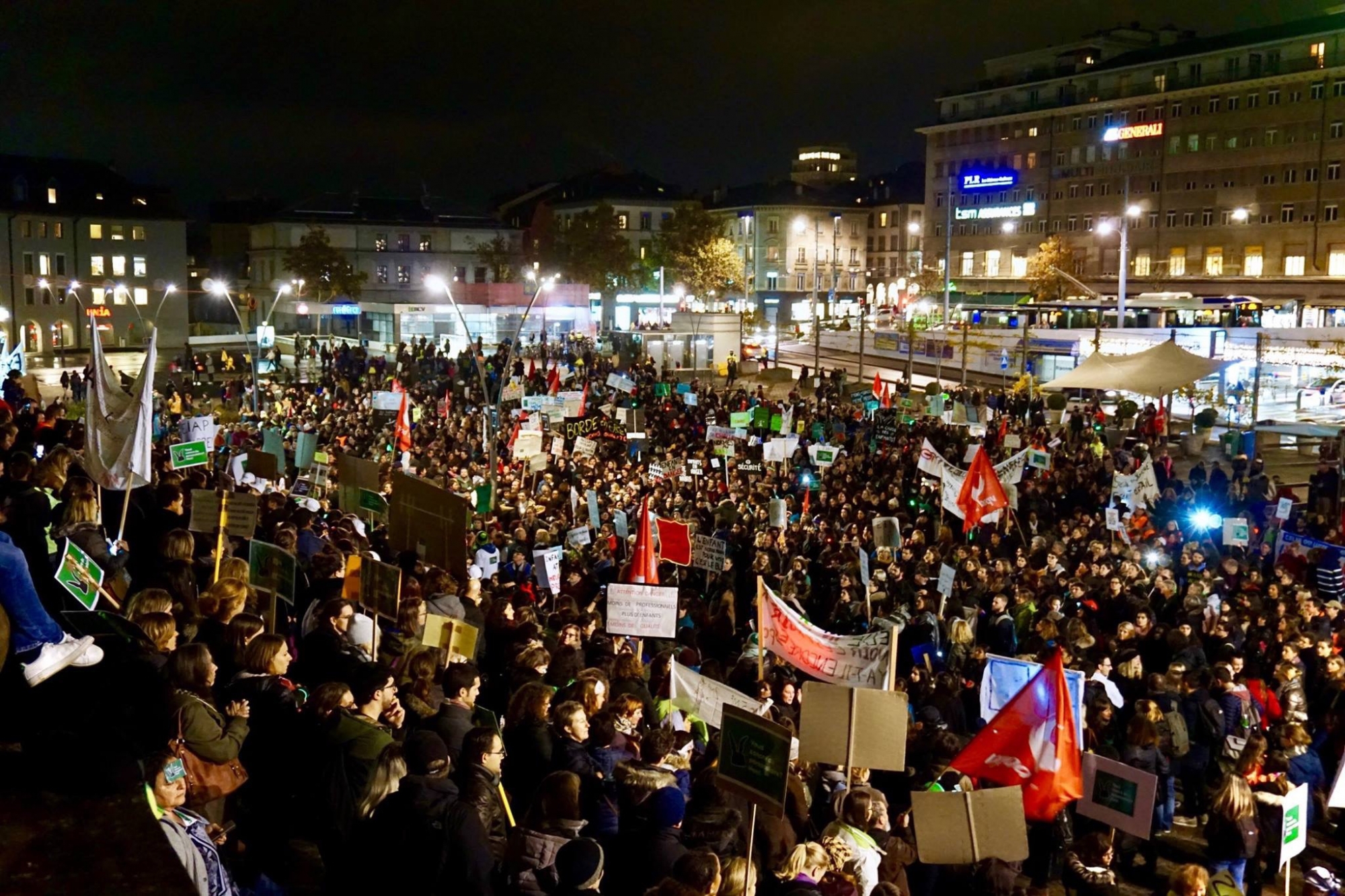 Une nouvelle journée de mobilisation se tiendra le 3 décembre, avec une invitation à organiser une soupe à la courge à midi dans les UAPE. A Lausanne le 13 novembre, 8000 personnes avaient déjà manifesté.