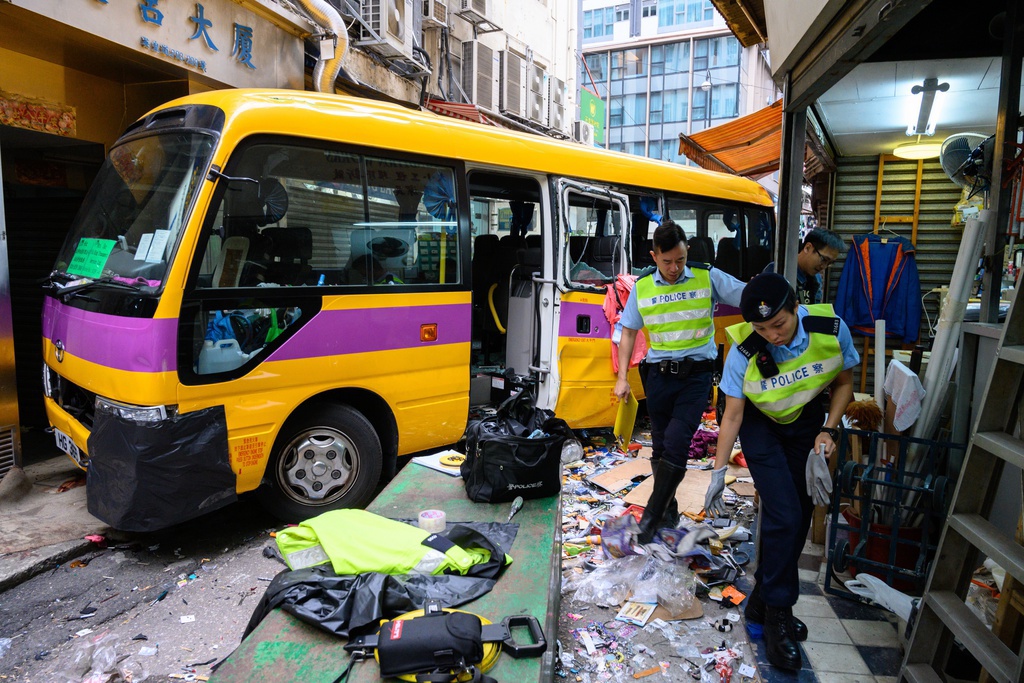 Le bus a dévalé la rue sur une centaine de mètres, faisant trois morts et onze blessés. 