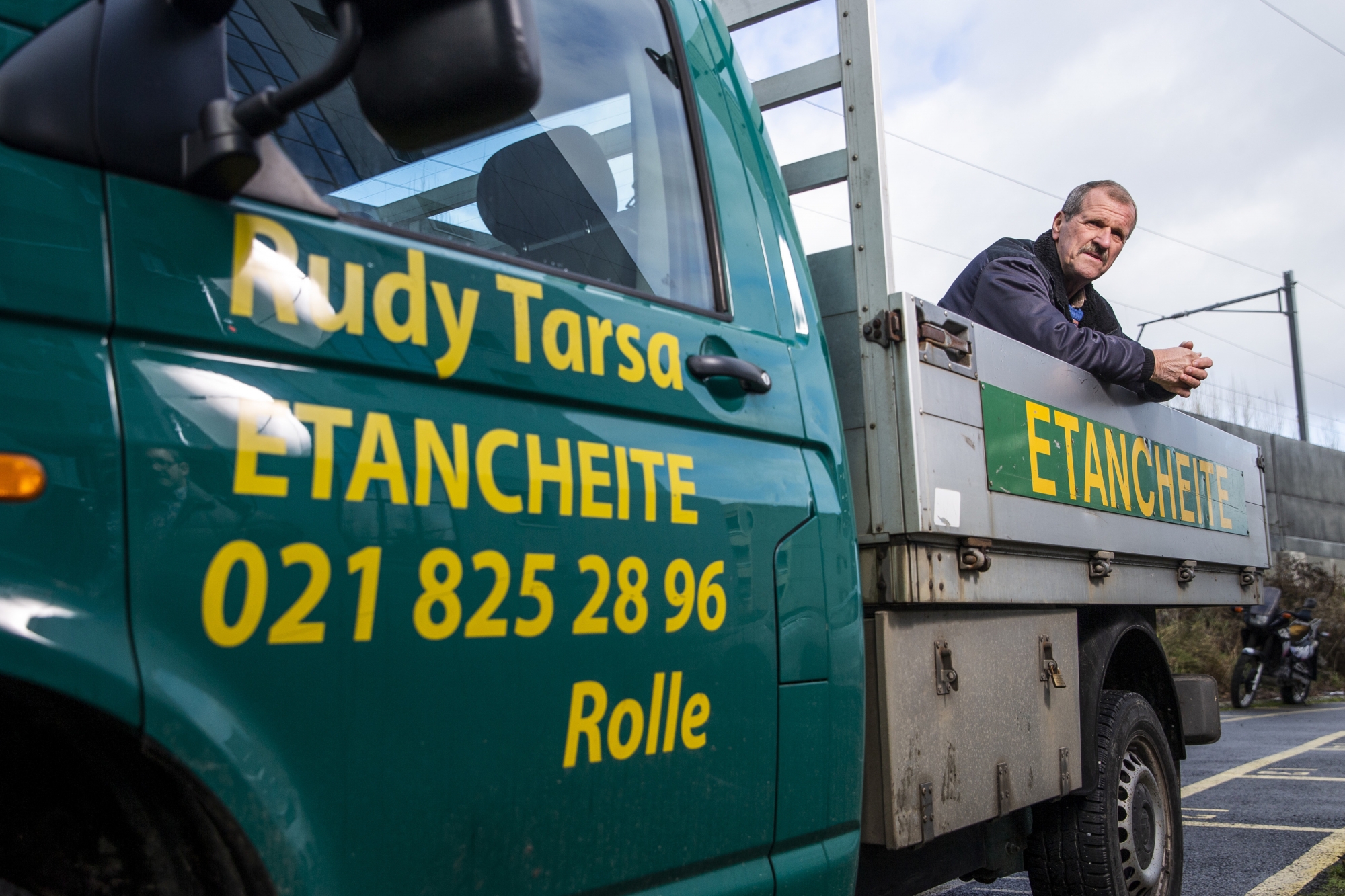 Après 50 ans à rendre les toits étanches, Rudy Tarsa s'est séparé jeudi de sa fidèle camionnette qui affichait 230000 kilomètres au compteur après 12 ans de service.