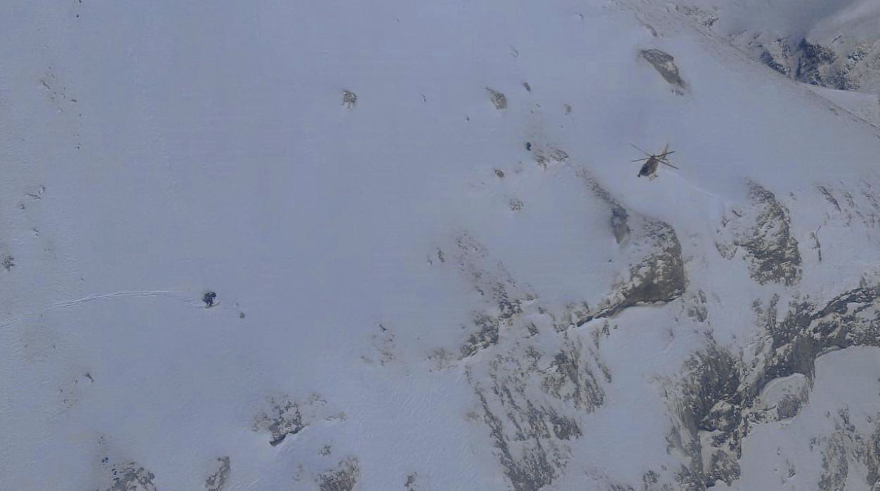 Approche de l'hélicoptère et traces de skis de sauveteur de Glacier 3000 qui se trouve en compagnie du blessé.