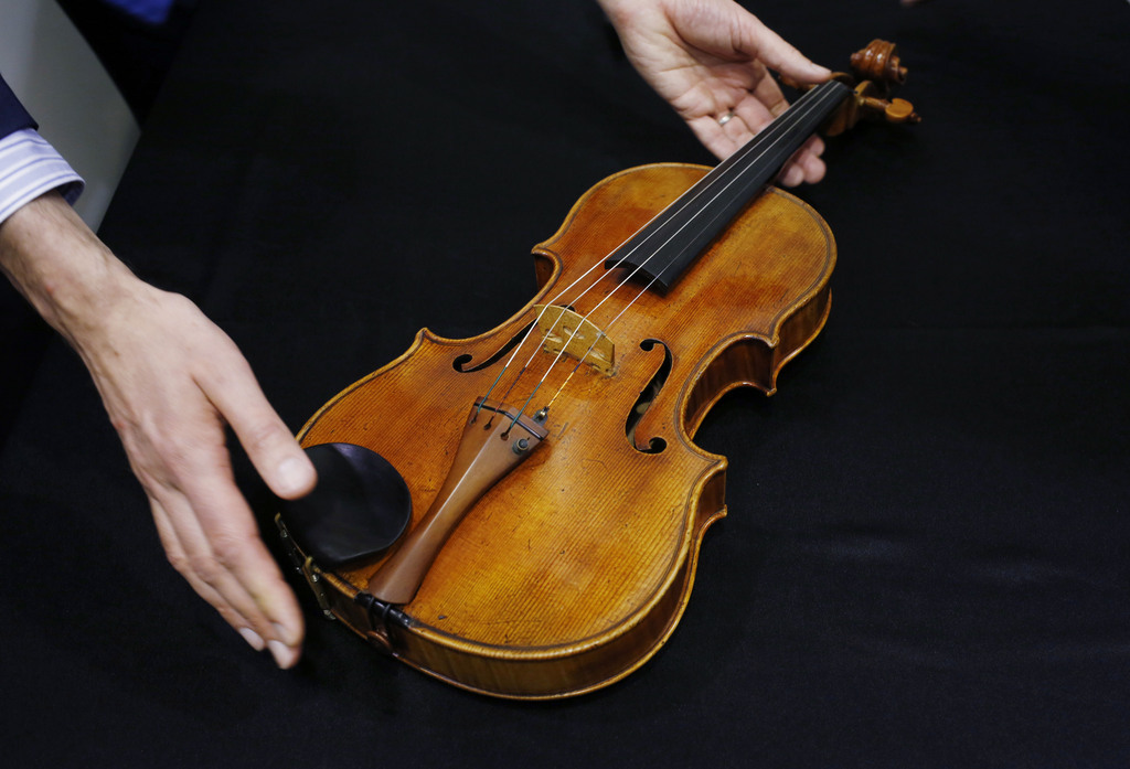 Anto­nio Stra­di­vari a produit les plus beaux violons et violoncelles jamais créés aux XVIIe et XVIIIe siècles. Certains sont précieusement conservés à Crémone.