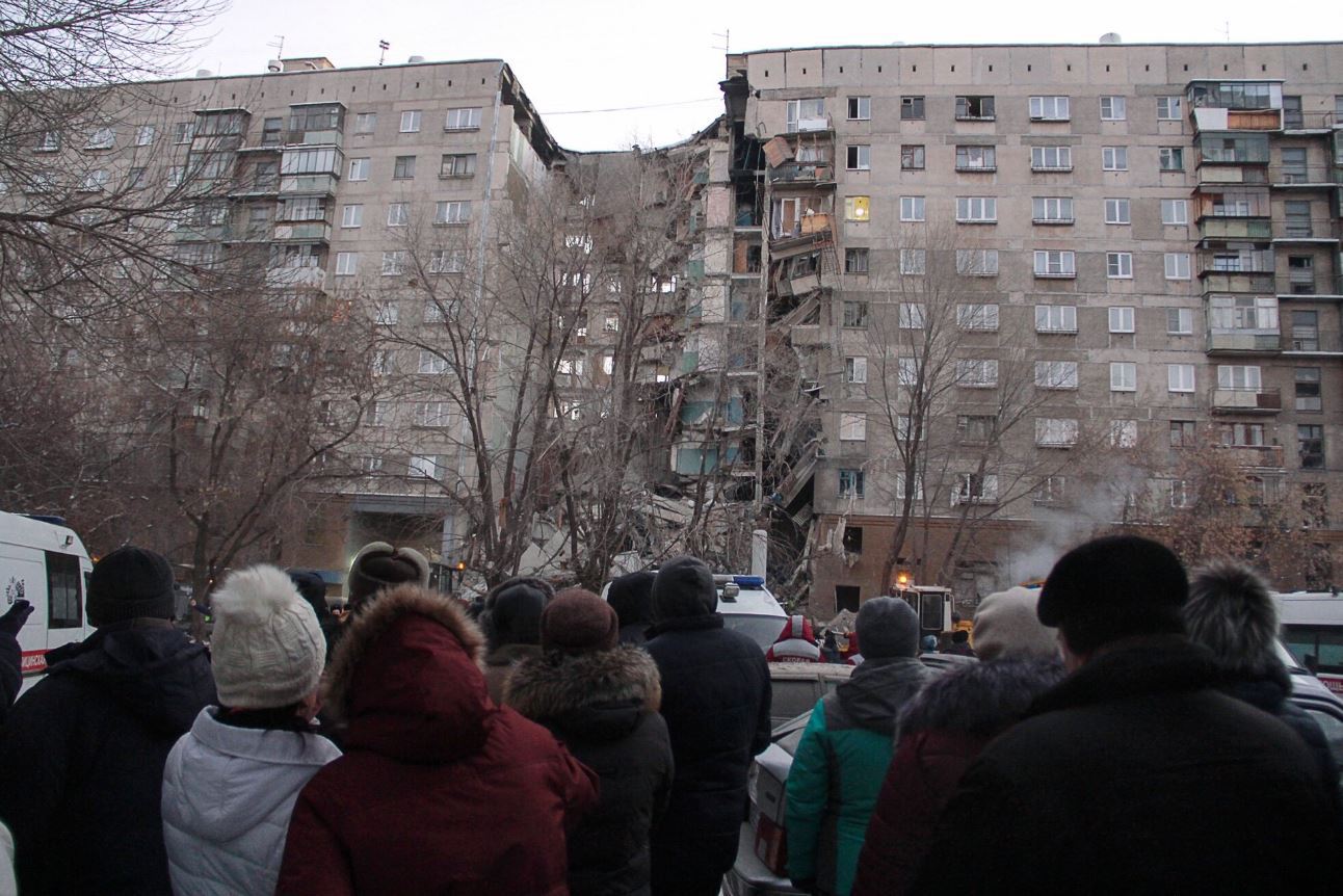 Au moins trois personnes ont été tuées lors d'une explosion survenue dans cet immeuble de la ville de Magnitogorsk, en Russie. 