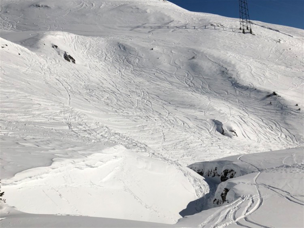 Skiant en dehors des pistes, un Américain de 32 ans a chuté dans un creux sur le territoire de la commune de Ruschein.