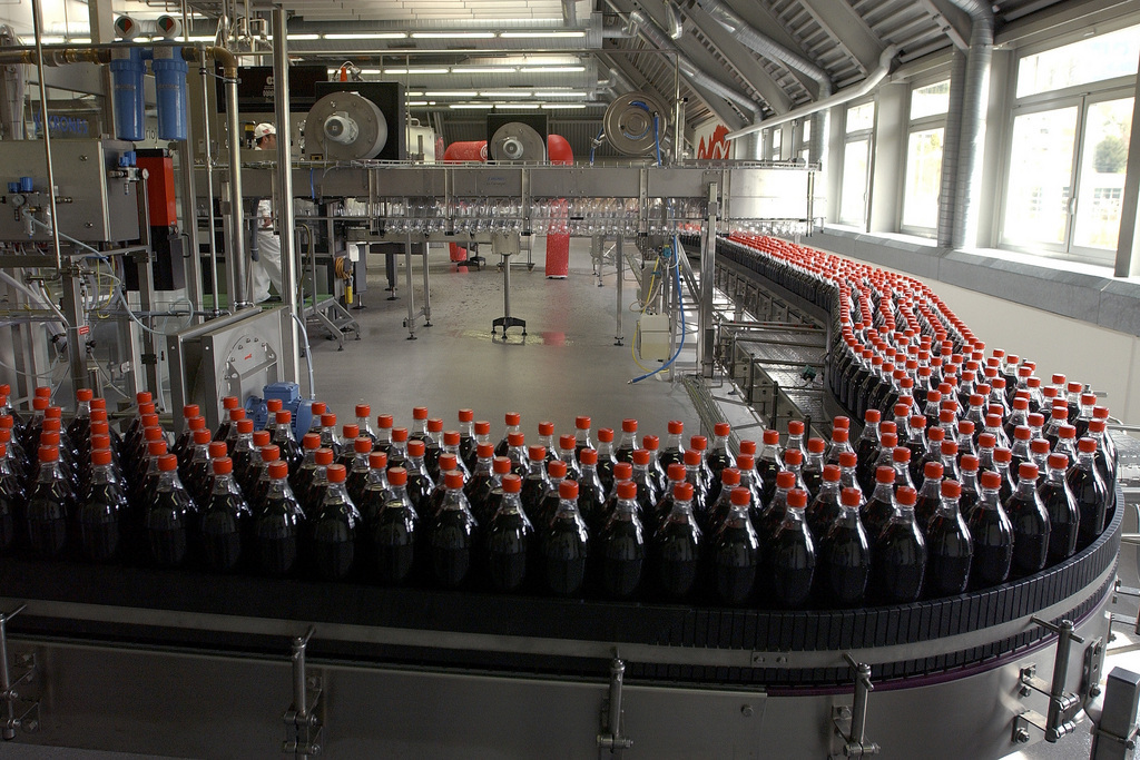 Les usines suisses produiront des bouteilles de Coca-Cola plus petites. Leur prix ne changera néanmoins pas par rapport à aujourd'hui. (Archives)