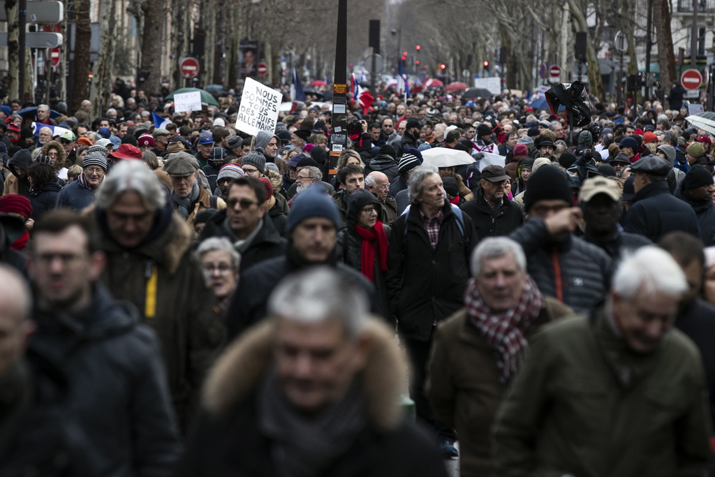 Près de 10'000 personnes ont manifesté dans les rues de la capitale française ce dimanche. 