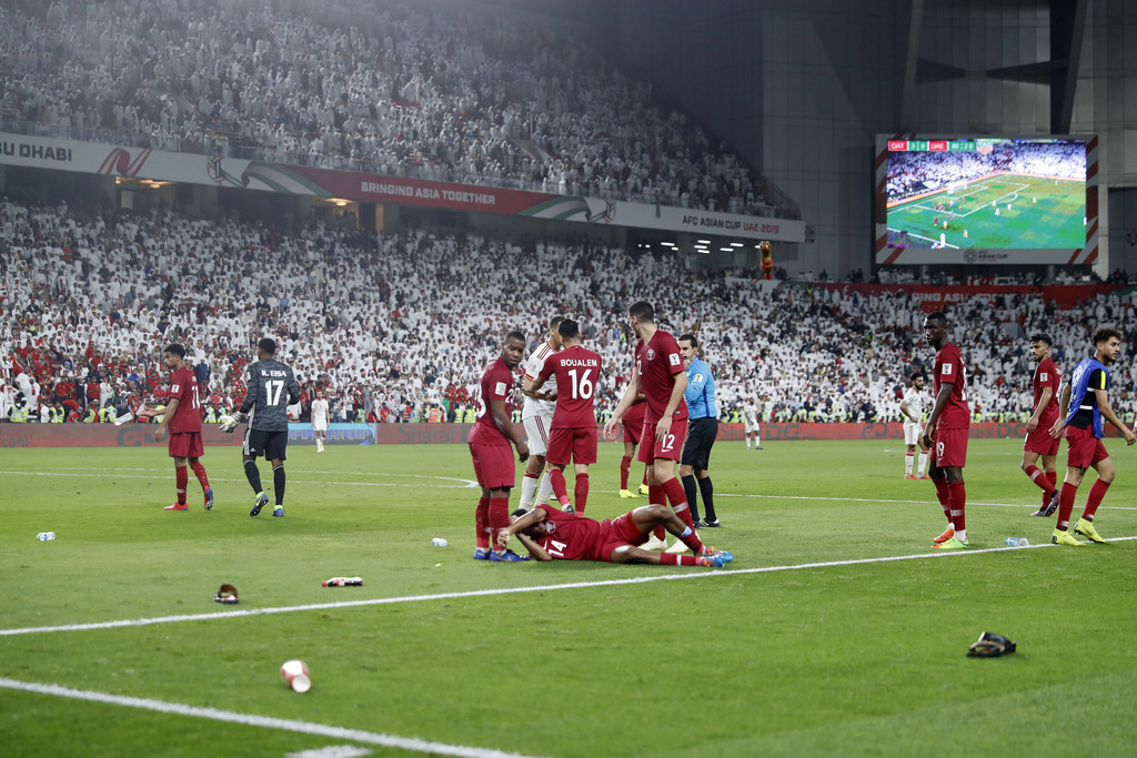 Les Qataris ont été la cible de jets de chaussures et de bouteilles tout au long du match.