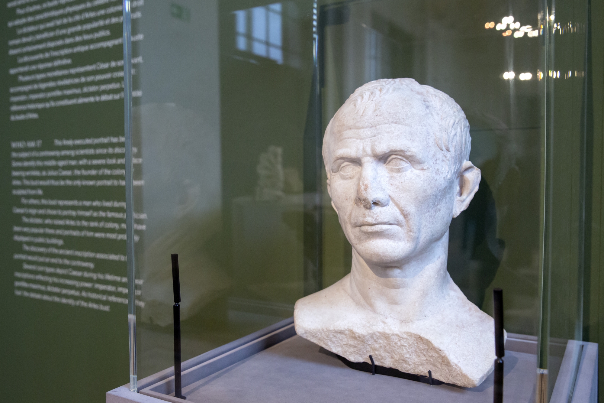 Un buste présumé de Jules César en marbre de Dokimeion, exposé au Musée d'Art et d'Histoire de Genève.