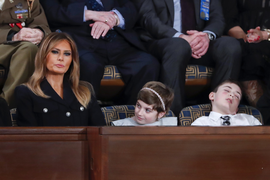La tête renversée, le garçon n'a pas tenu jusqu'à la fin du long discours de Donald Trump et s'est assoupi. L'image a beaucoup amusé les internautes.