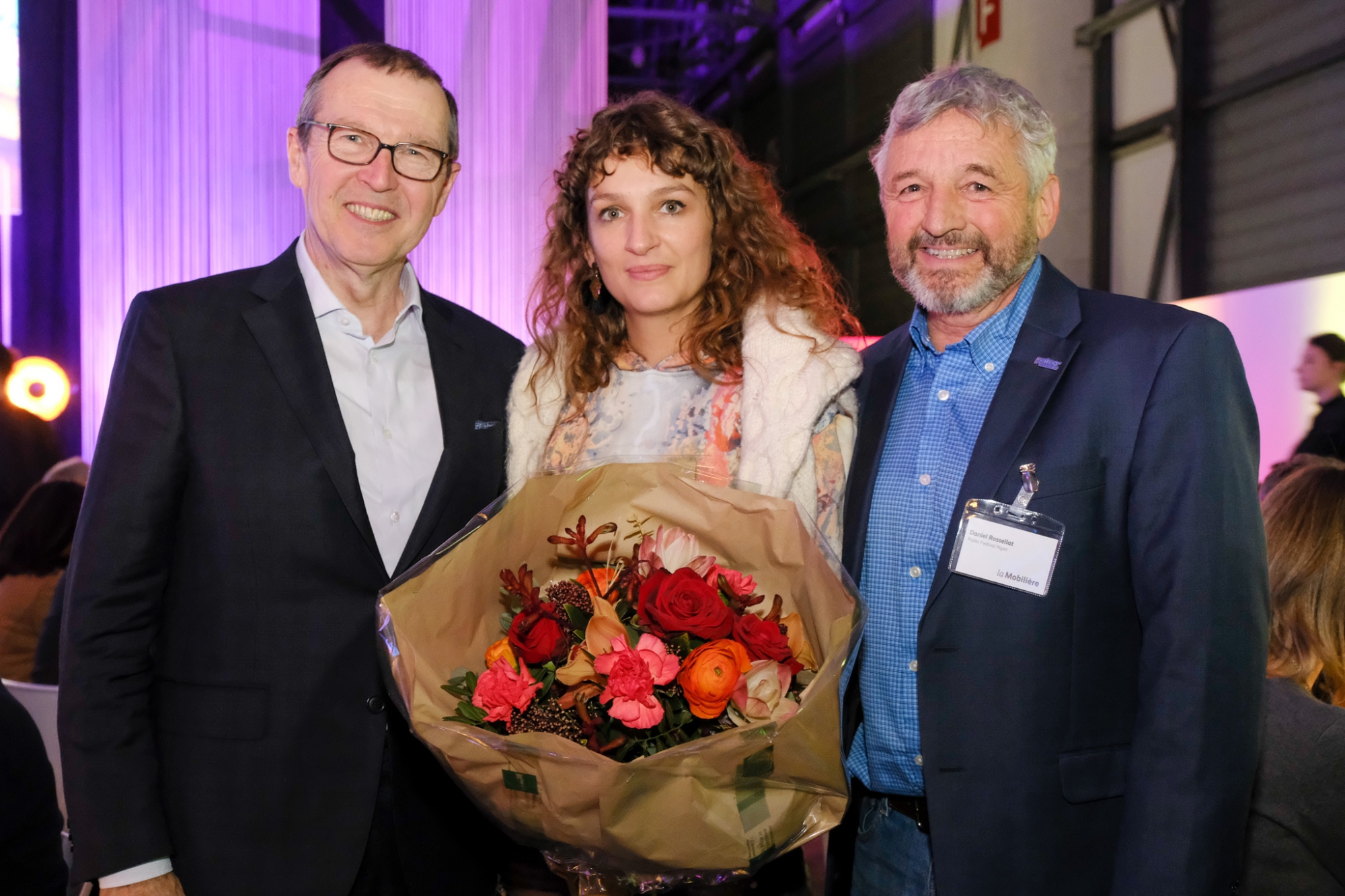 Markus Hongler, CEO de la Mobilière, la lauréate Maya Rochat et Daniel Rossellat, syndic de la Ville de Nyon, mercredi soir lors de la remise du Prix Mobilière.