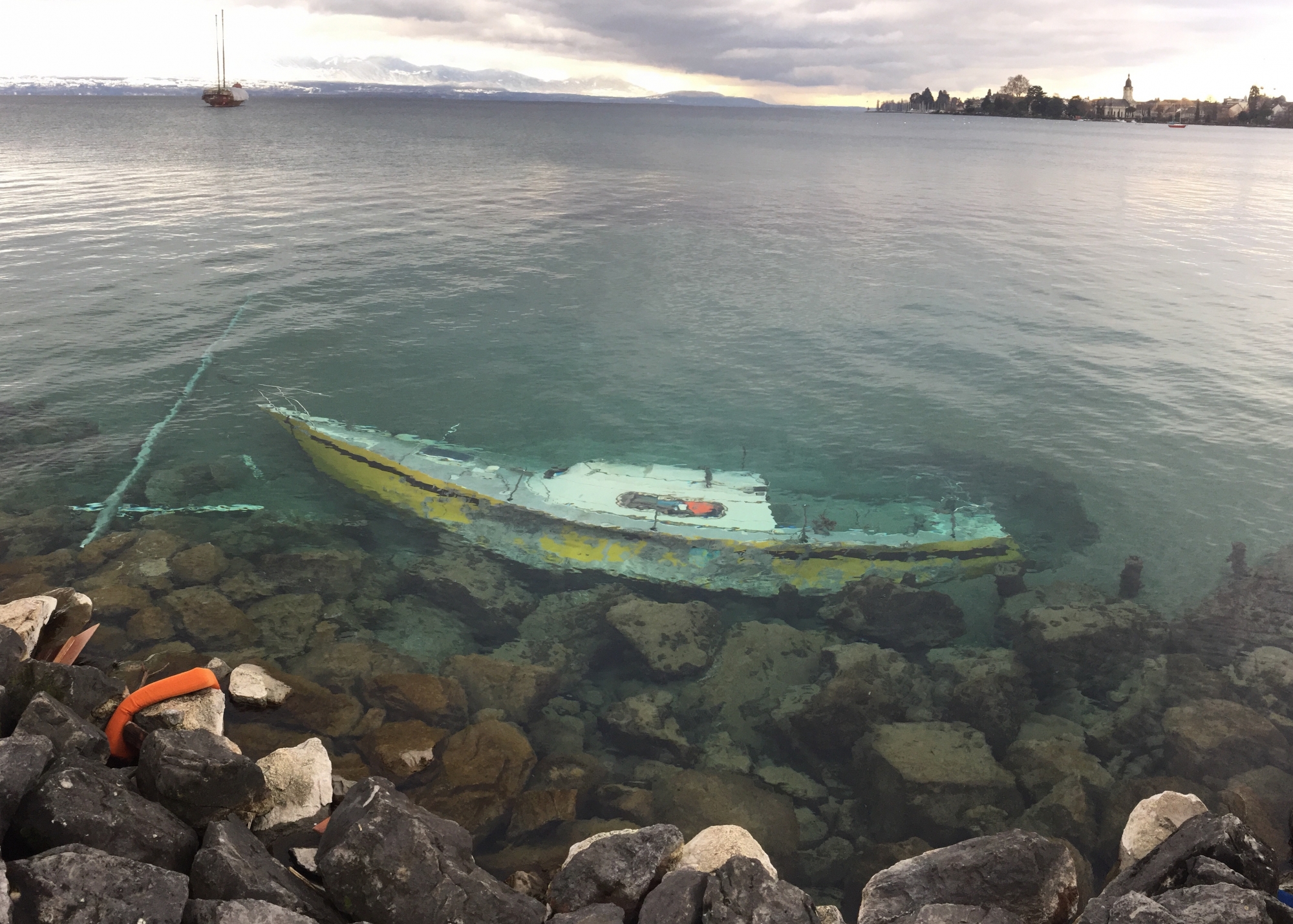Le voilier a été retrouvé mercredi dernier dans le lac au niveau du Parc de Vertou à Morges.