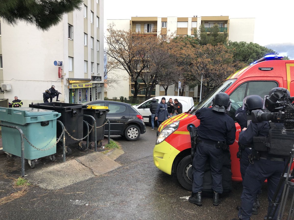 Un policier, blessé, a dû être hospitalisé, selon la procureure de la République à Bastia.