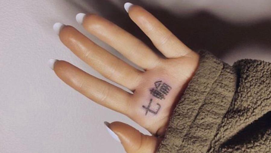 Ariana Grande voulait avoir en lettres japonaises la traduction de "7 Rings", sur la paume de sa main.