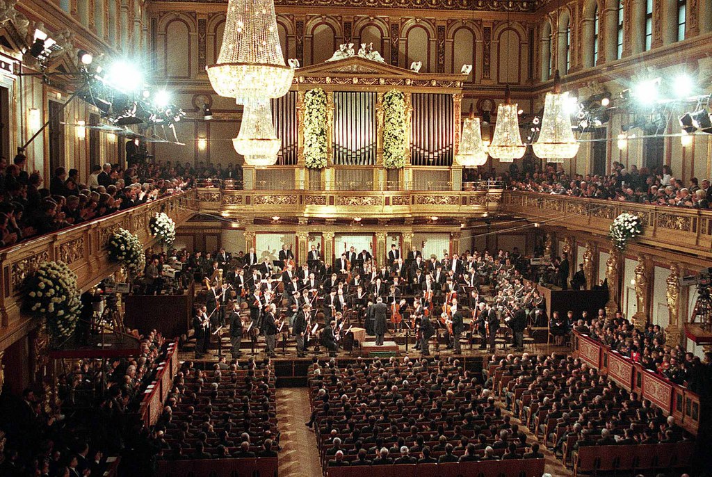 Harald Walser critique le fait que sur le site internet de l'orchestre le premier concert du Nouvel An, en 1939, apparaisse comme "un hommage sublime à l'Autriche", alors qu'il était en réalité "une des facettes de la politique culturelle nazie".