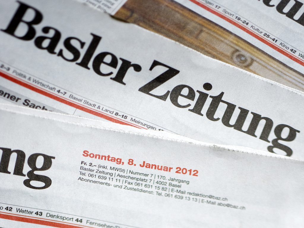 Die erste Sonntags-Ausgabe der "Basler Zeitung" BAZ, aufgenommen in Basel am Sonntag, 8. Januar 2012. (KEYSTONE/Georgios Kefalas)