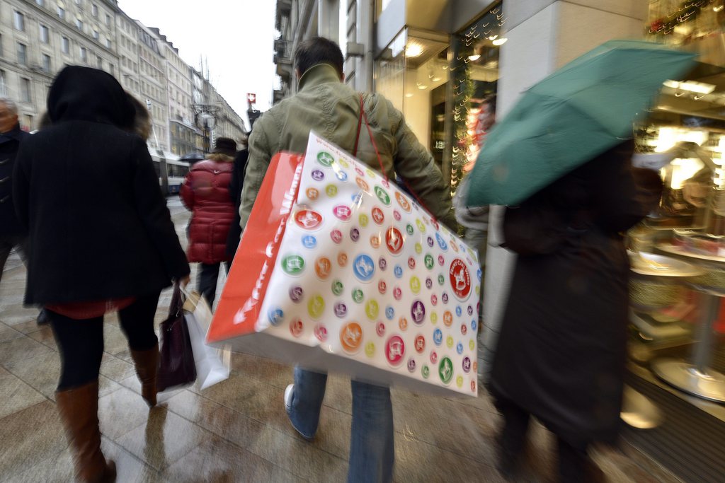 Des gens s'affairent a acheter les derniers cadeaux a mettre sous le sapin de noel, ce samedi 22 decembre 2012 a Geneve. (KEYSTONE/Martial Trezzini)