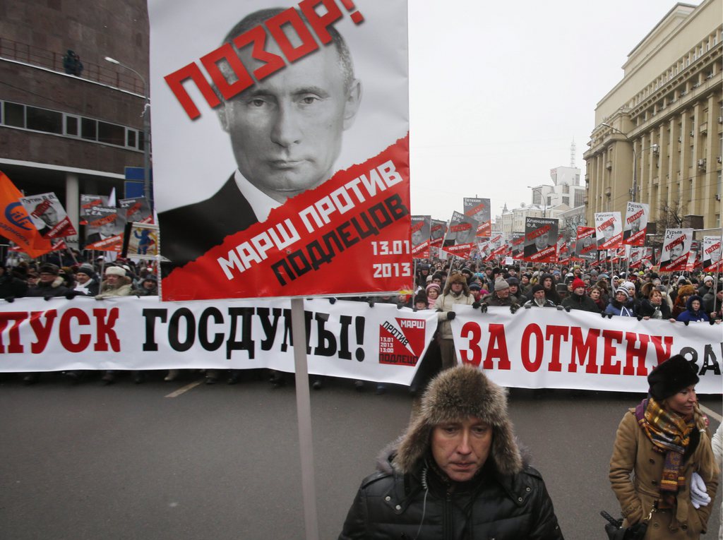 Les manifestants étaient munis de pancartes montrant des photographies de députés qui ont promu la loi au Parlement, barrées du mot "Honte" en rouge.