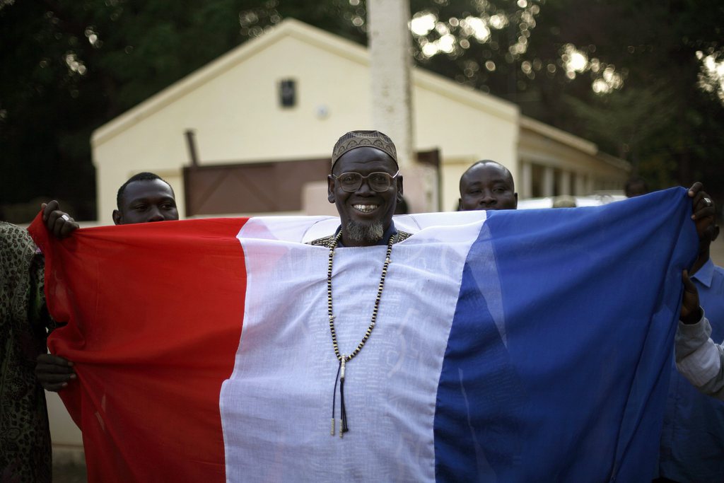 Un Malien souhaite la bienvenue aux soldats français lors de leur entrée dans la ville de Niono, à 400 km au Nord de la capitale Bamako.
