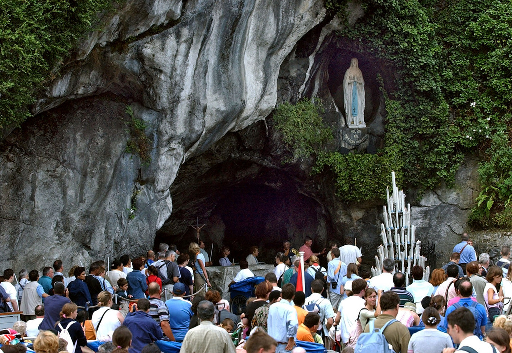 Lourdes attire chaque année des milliers de pèlerins. 