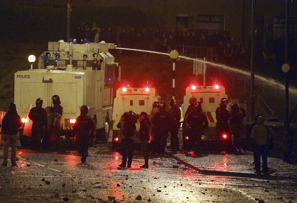 Des jeunes, manifestant contre le retrait de l'Union Jack de l'Hôtel de ville de Belfast, ont été dispersés à coup de lances à eau dans la nuit de vendredi à samedi.
