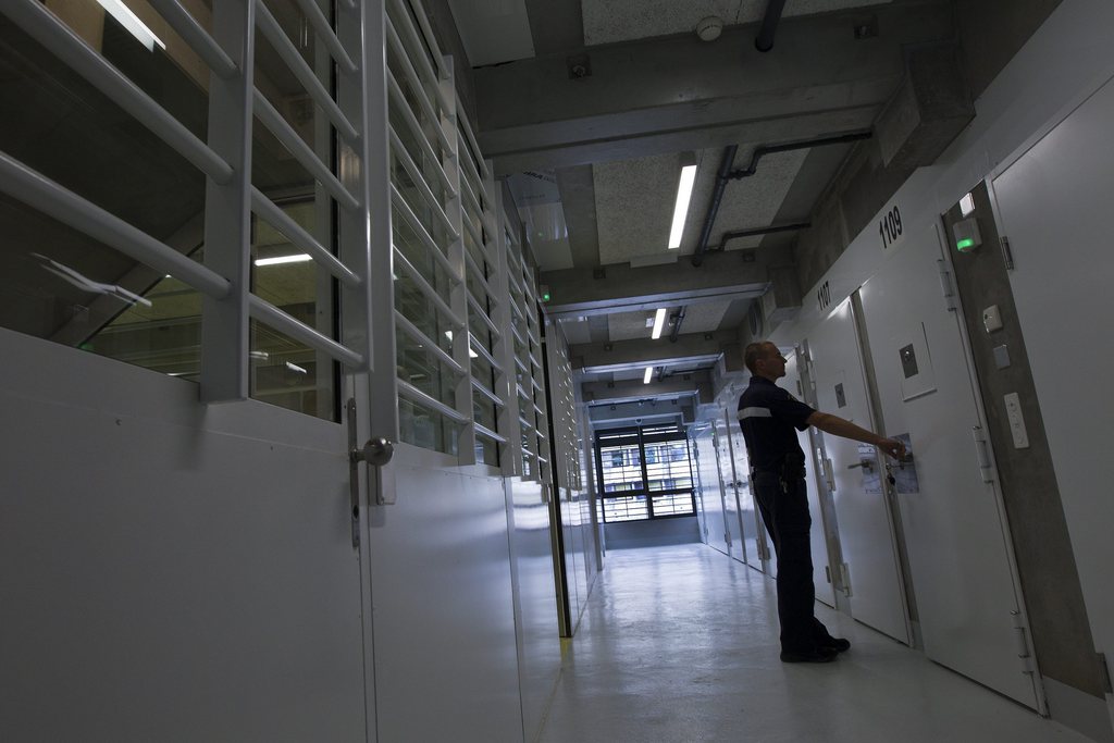 Neuf gardiens de la prison de Champ-Dollon à Genève sont sous le coup d'une enquête pénale. L'un d'entre-eux aurait frappé un prisonnier en février 2012.