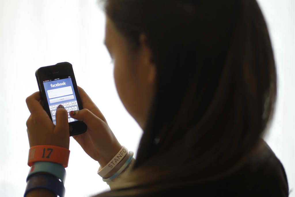 Selon une étude américaines, la moitié des parents utilisent Facebook pour fliquer les enfants. 
