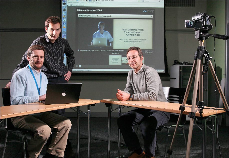 Alessando Vinciarelli, Mael Guillemot et Jean-Marc Odobez de  l'institut de recherche en intelligence artificielle (Idiap) de Martigny (VS), présentent le fonctionnement du logiciel de reconnaissance vocale qui entrera en fonction au Parlement valaisan en 2013.