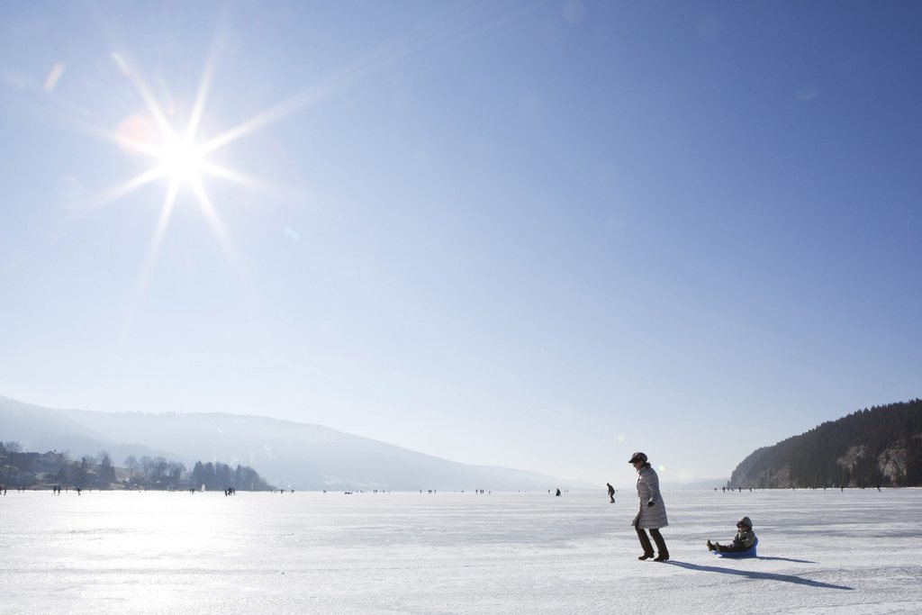 Suite aux grands froids des derniers jours, le Lac de Joux est recouvert d'une couche de glace de 5 à 10 cm. Il est donc praticable pour les piétons et les fondeurs.