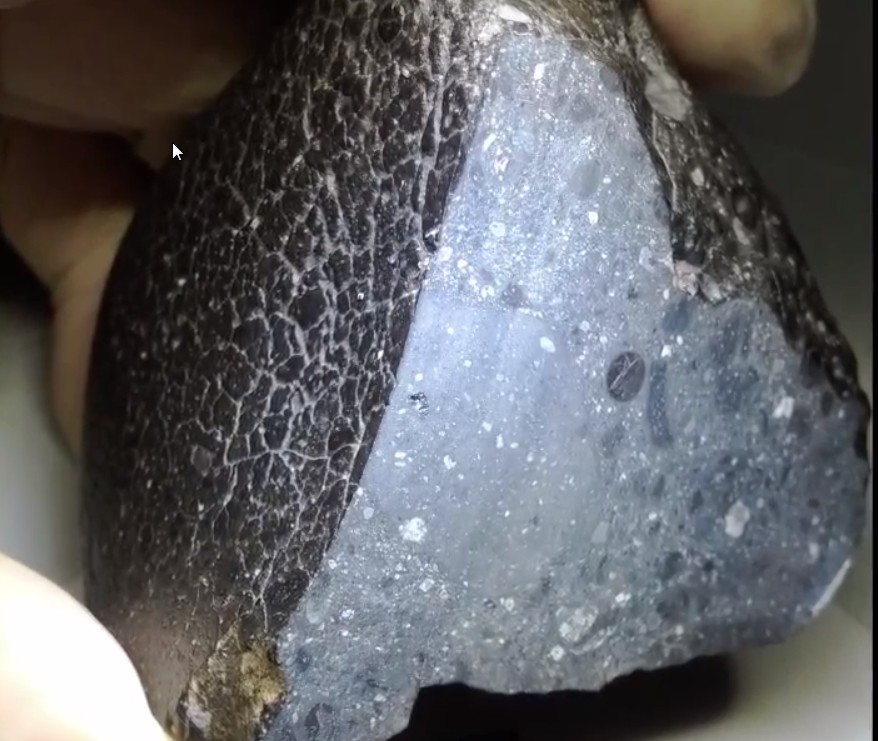 Une météorite contenant de l'eau et ayant la même structure que les roches martiennes a été découverte dans le nord de l'Afrique par des chercheurs américains. 