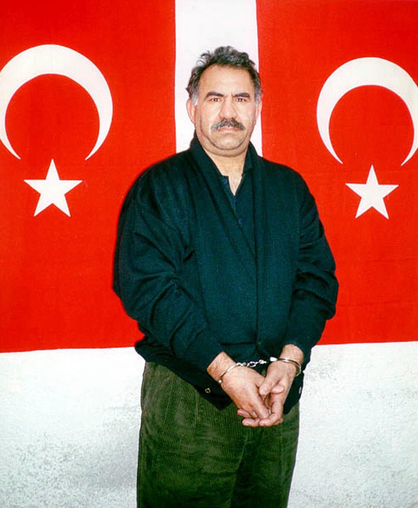 Abdullah Öcalan, leader du Parti des travailleurs kurdes incarcéré à vie dans une île-prison turque, a reçu la visite de deux députés kurdes.