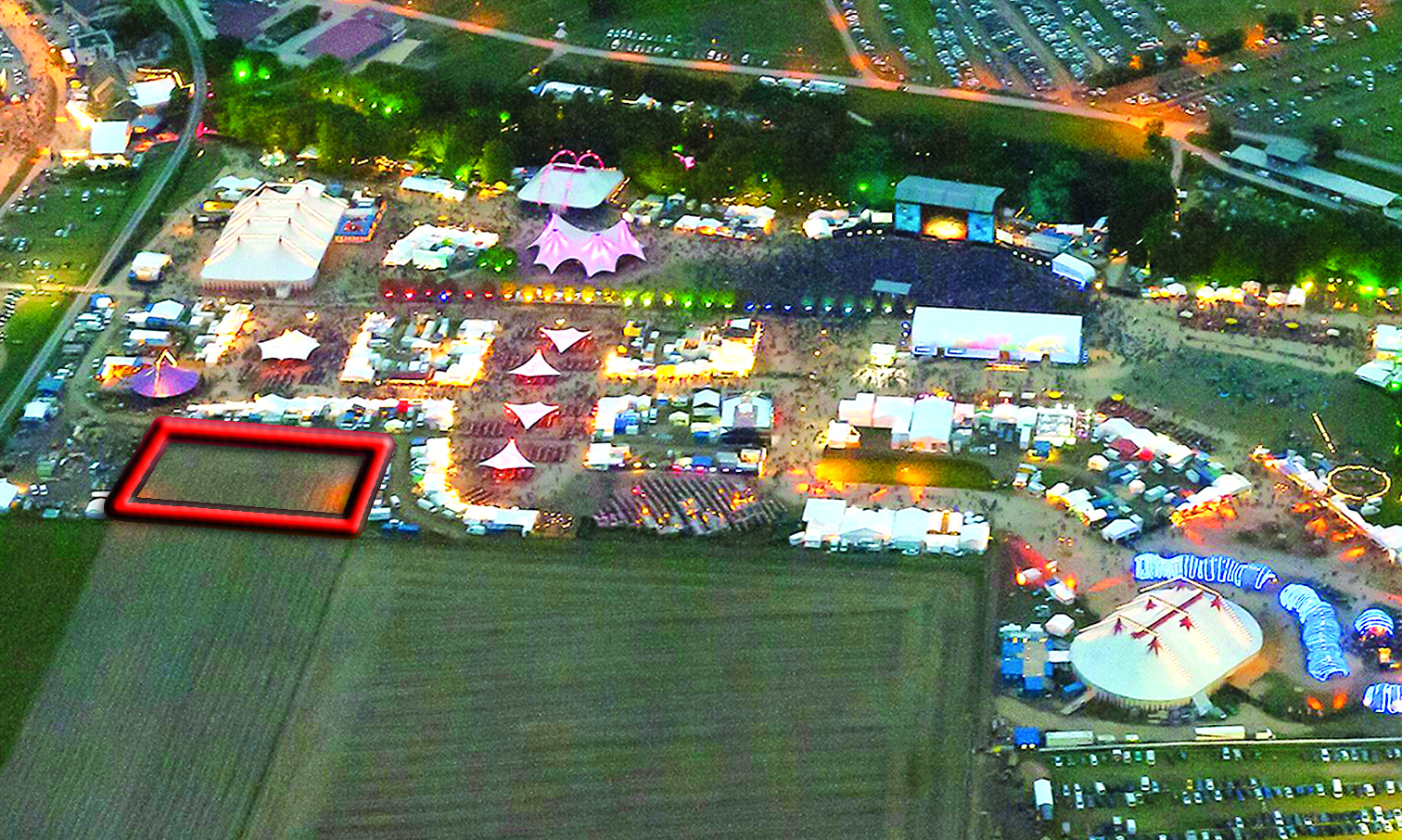 Le "carré manquant" (en rouge) devrait permettre un important réaménagement de la plaine de l'Asse pour la 38e édition du festival, du 23 au 28 juillet prochain.