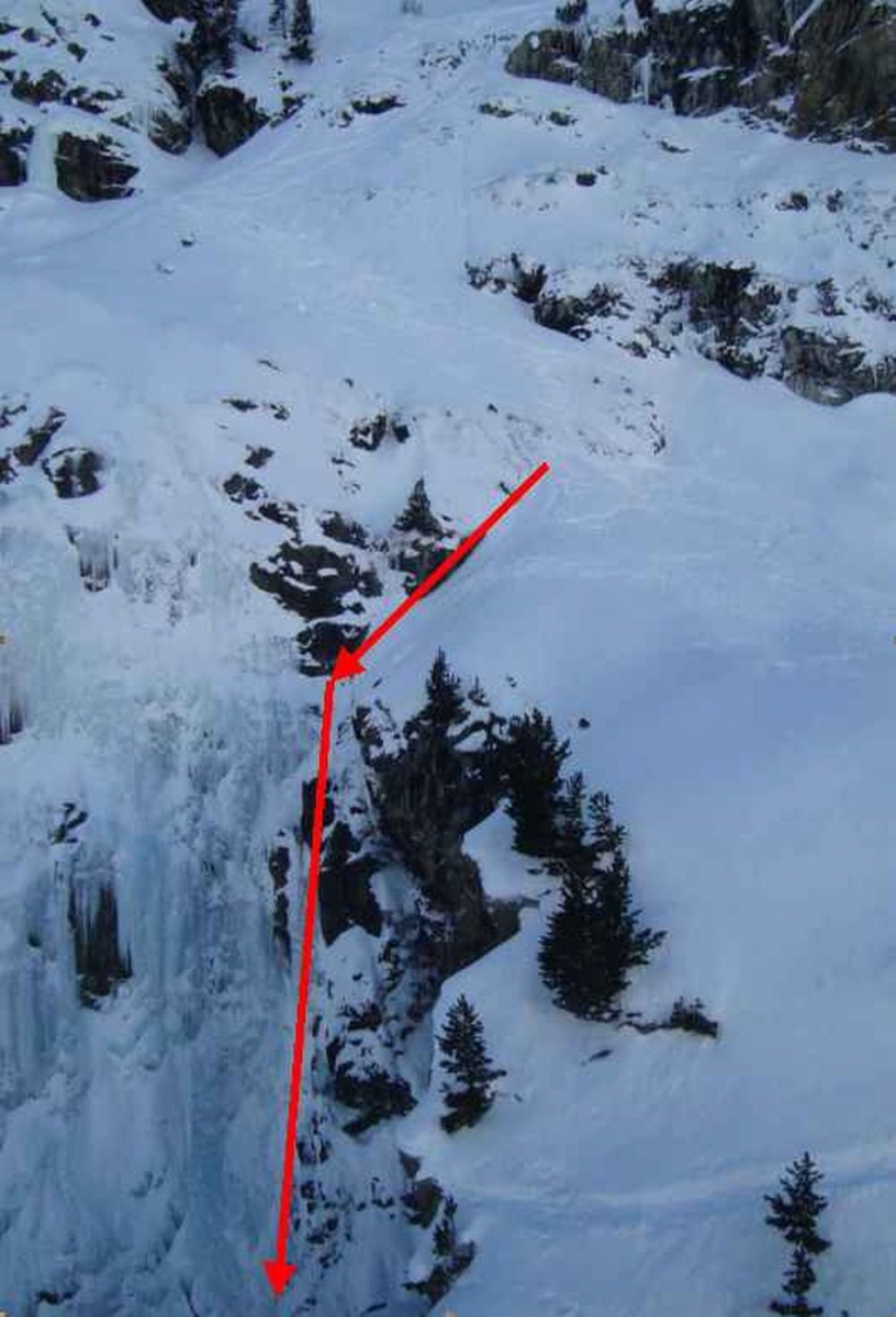 L'homme a chuté le long de cette cascade de glace, pour une raison inconnue.