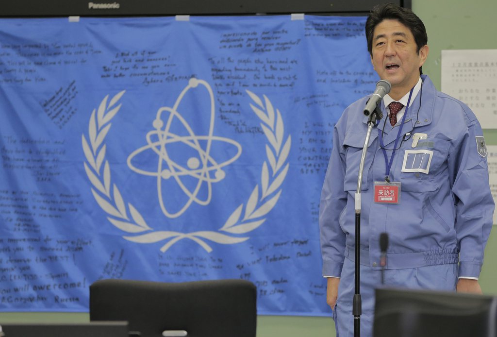Le premier ministre japonais Shinzo Abe s'est rendu sur le site de la centrale nucléaire de Fukushima trois jours après son investiture.