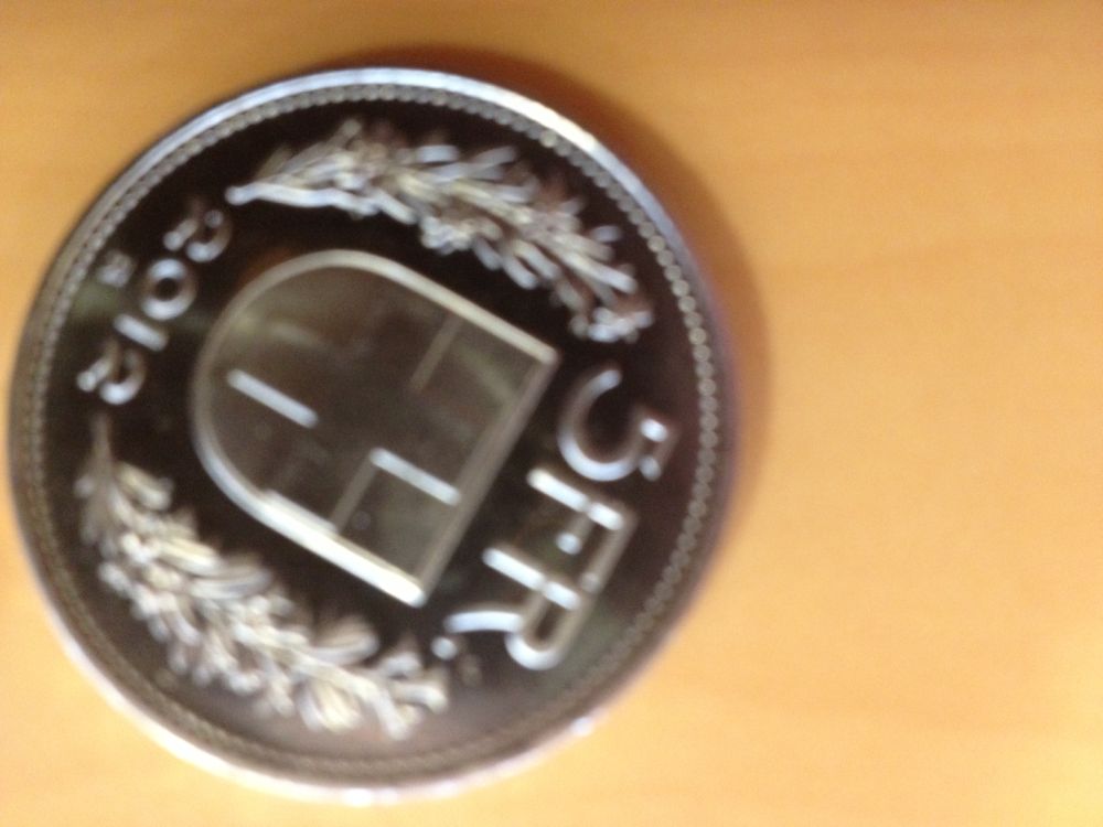 Certaines pièces de cinq francs émises en 2012 légèrement plus épaisses n'entrent pas dans les caisses compte-monnaie.