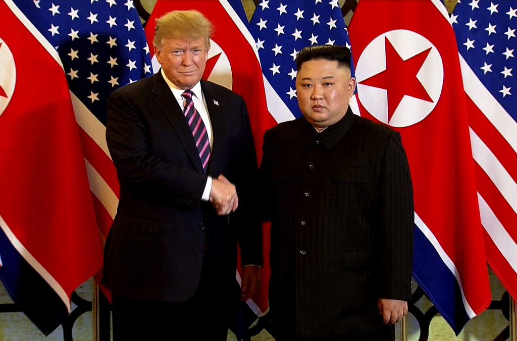 Les deux hommes se sont serré la main devant une rangée de drapeaux américains et nord-coréens disposés dans un hôtel luxueux de la capitale vietnamienne.