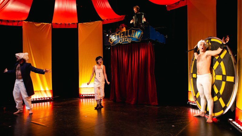 La compagnie Comique'opéra présente "Looping", un spectacle de cirque alliant humour et acrobaties. 