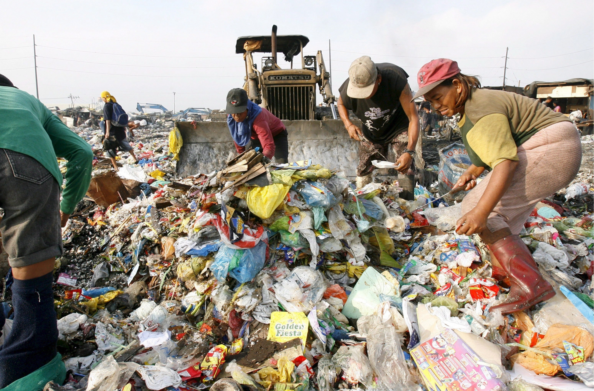Filipino scavengers collect sacks of recyclable materials at Pier 18 trash dumpsite in Manila, Philippines, 30 July 2007. The  Philippines is hosting the 40th ASEAN Ministerial Meeting, 14th Regional Forum.  ASEAN is expected to address the problems of open dumpsite and nagging issue of poverty when the leaders meet in Singapore in November under the theme 'Energy, Enivonmental, Climate Change and Sustainable Development'.  (KEYSTONE/EPA/FRANCIS R. MALASIG) PHILIPPINES ENVIRONMENT ASEAN
